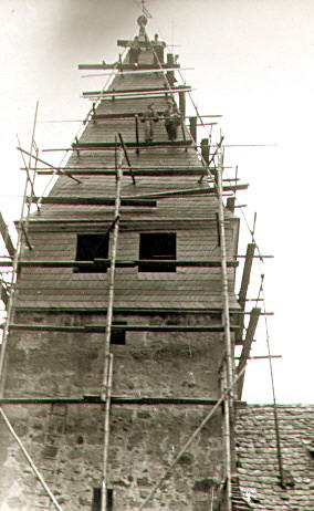 Schieferdeckungsarbeiten an der Kirche in Knüllwald ca. 1950
